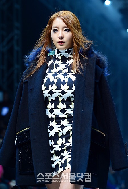 애프터스쿨 유이가 26일 오후 서울 영등포구 여의도 IFC에서 열린 2013 F/W 서울패션위크(2013 F/W Seoul Fashion Week) 박윤수 디자이너 패션쇼에서 런웨이를 걷고 있다. /이새롬 기자