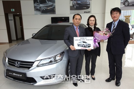 혼다코리아가 진행한 ‘북미생산 100만 번째 수출차량 국내입하 기념 프로모션’의 주인공이 26일 선정됐다.
