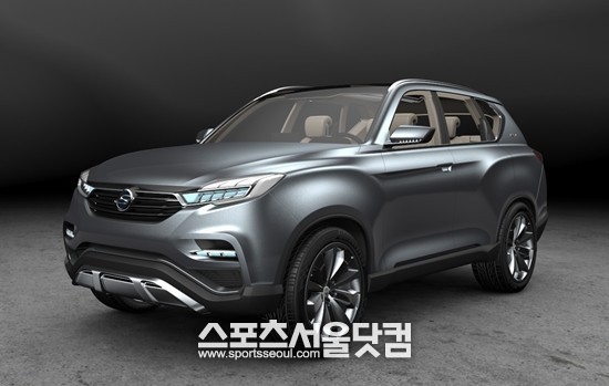 쌍용자동차는 2013 서울모터쇼에서 콘셉트카 ‘LIV-1’을 세계 최초로 공개한다.