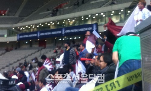 26일 서울월드컵경기장에서 열린 한국과 카타르 경기에서 카타르 응원단은 90분 내내 빨간색 나팔을 불며 응원해 관람객들의 눈살을 찌푸리게 했다. / 김광연 인턴기자
