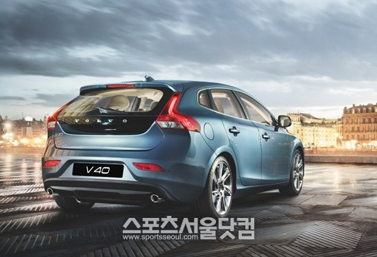 볼보자동차코리아가 2013 서울모터쇼에 ‘더 올 뉴 V40’을 전시하고 국내 판매를 시작한다.