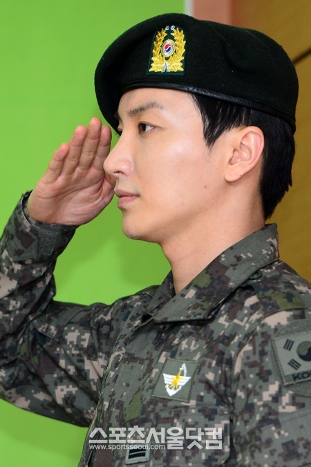 군복무 중인 이특이 27일 오전 서울 영등포구 서울지방병무청에서 제10대 병무홍보대사로 위촉된 가운데 국기에 대해 거수경례를 하고 있다./남윤호 인턴기자