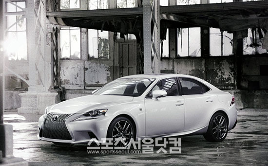 렉서스 브랜드가 2013 서울모터쇼에서 3세대 풀체인지 모델 뉴 제네레이션 IS를 아시아 최초로 공개한다.