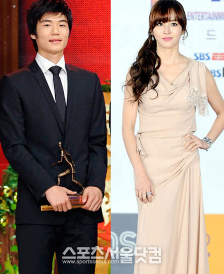 기성용(왼쪽)과 한혜진의 열애 사실이 알려지면서 나얼이 작사한 아니야가 주목 받고 있다. / 더팩트 DB