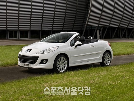 한불모터스는 27일 푸조 207CC 50대를 420만원 낮아진 2990만원에 판매한다고 밝혔다.