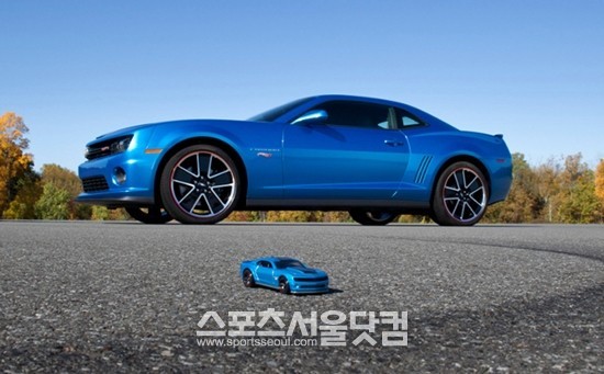 핫휠은 27일 자동차 완구 모형을 실제 차량으로 만든 쇼카 ‘쉐보레 카마로 핫휠 스페셜 에디션’을 2013 서울모터쇼에 전시한다고 밝혔다.
