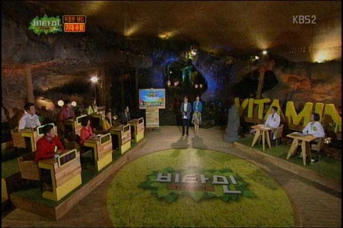 불법 스포츠 도박 혐의로 프로그램을 하차한 개그맨 김용만이 비타민에 촬영 분량이 편집되거나 풀샷으로만 등장하고 있다.  / KBS2 비타민 방송화면 캡처.