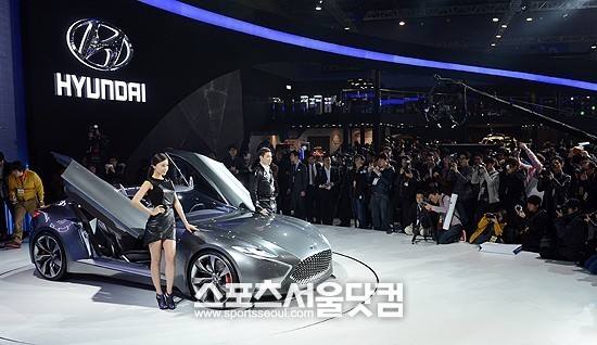 2013 서울모터쇼에서 세계 최초로 공개된 현대자동차 스포츠 쿠페 콘셉트카 HND-9이 국내외 취재진들의 높은 관심을 받았다.