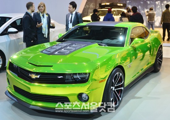 한국지엠은 자동차 모형 브랜드 핫 휠이 선보인 다양한 자동차 모형 가운데 대표작인 카마로 핫 휠 에디션을 실제 차량으로 탄생시킨 카마로 핫 휠 쇼카 등 다양한 쇼카를 공개했다.