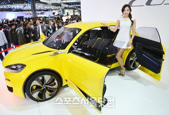 2013 서울모터쇼 프레스데이가 28일 오전 경기도 고양시 일산 킨텍스에서 열린 가운데 모델들이 기아자동차 콘셉트카 CUB 옆에서 포즈를 취하고 있다. / 고양=배정한 기자