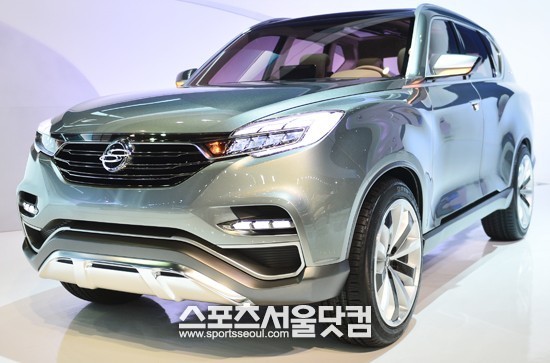 쌍용자동차가 28일 언론공개로 열린 2013 서울모터쇼에 SUV 콘셉트카 LIV-1을 세계 최초로 공개했다. /고양=배정한 기자.