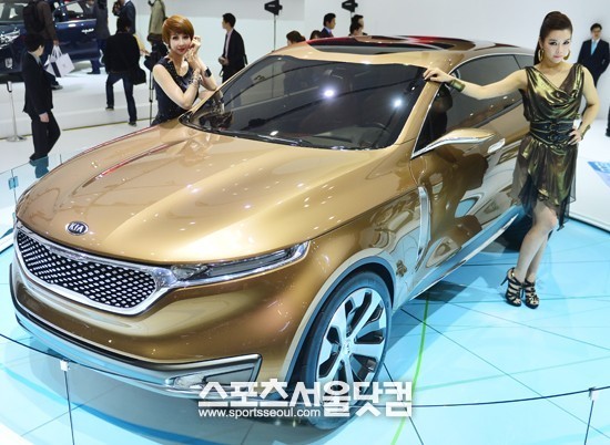 기아자동차는 28일 2013 서울모터쇼에서 럭셔리 CUV 콘셉트카 ‘크로스 GT’를 아시아 최초로 공개했다.