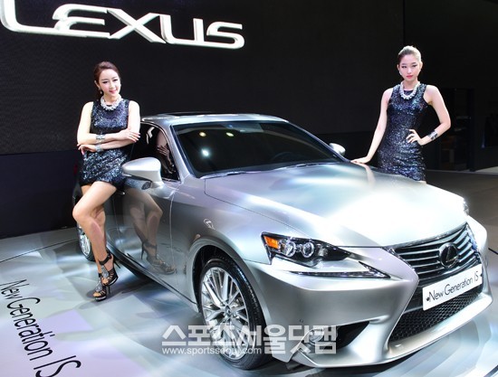 28일 일산 킨텍스 제2전시관에서 열린 서울모터쇼 프레스데이에서 뉴 제네레이션 IS 을 국내 최초로 공개했다. / 고양 = 배정한 기자