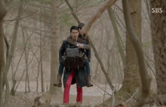 조인성 가방이 인기몰이를 하고 있다. / SBS 그겨울, 바람이 분다 화면 캡처