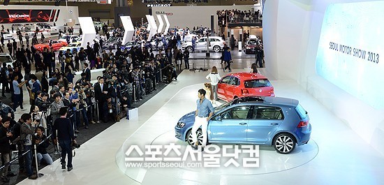 폭스바겐은 28일 2013 서울모터쇼에서 올해 출시를 앞둔 폴로와 7세대 골프를 아시아에서 처음 공개했다./고양=임영무 기자