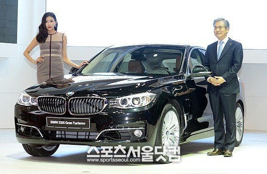 2013 서울모터쇼 미디어데이 행사가 28일 오전 경기 고양 일산 킨텍스에서 열린 가운데 BMW코리아 김효준(오른쪽) 사장이 새로 출시된 335i 그란투리스모 옆에서 포즈를 취하고 있다./고양=임영무 기자
