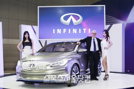 2013 서울모터쇼 미디어데이 행사가 28일 오전 경기 고양 일산 킨텍스에서 열린 가운데, 인피니티 프랑수와 밴컨 전략 기획 부본부장(가운데)이 모델 육지혜(왼쪽), 송주경과 함께 이날 새로 공개한 인피니티 LE 콘셉트 카 옆에서 포즈를 취하고 있다.