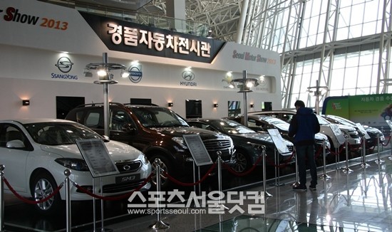 29일 2013 서울모터쇼가 경기도 고양시 일산 킨텍스 전시관에서 열린 가운데, 서울모터쇼 조직위원회는 매일 자동차 1~2대씩 모두 12대를 관람객들에게 경품으로 지급한다. /고양=이철영 기자.