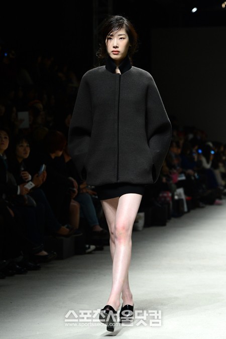 29일 오후 서울 영등포구 여의도IFC에서 열린 2013 F/W 서울패션위크 이승희 디자이너 패션쇼에서 모델이 워킹을 하고 있다./남윤호 인턴기자