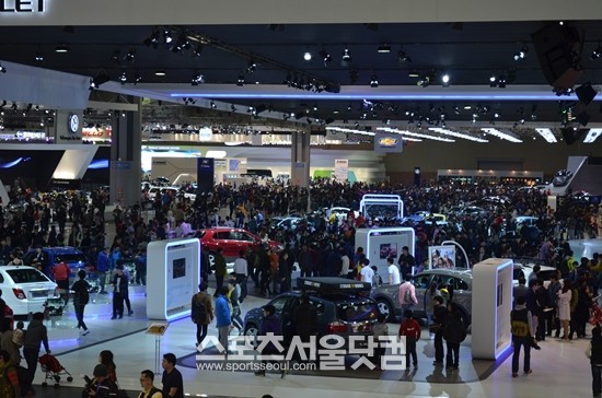 30일 주말을 맞아 수많은 관람객들이 2013 서울모터쇼를 찾았다./고양=황준성 기자