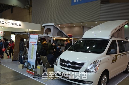 캠핑카를 전시한 부스에 가족단위의 관람객들이 몰렸다.