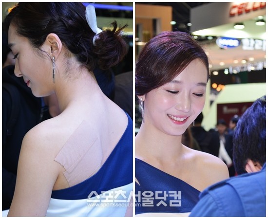 30일 2013 서울모터쇼에서 폭스바겐 부스의 한 모델이 파스 투혼을 발휘하며 미소로 관람객들을 맞이하고 있다./고양=황준성 기자