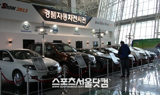 2013 서울모터쇼조직위원회는 관람객을 대상으로 추첨을 통해 볼보 올 뉴 V40, 포드 이스케이프, 기아자동차 쏘울, 르노삼성차 SM3 등 매일 자동차 1~2대씩 모두 12대를 경품으로 증정한다.