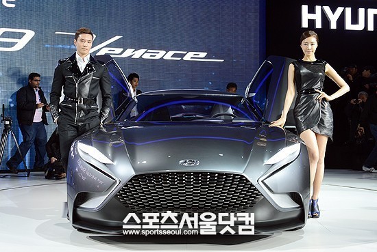 세계 최초로 공개된 현대자동차 콘셉트카 HND-9이 2013 서울모터쇼를 찾은 중국 기자단이 뽑은 최고의 차로 선정됐다.