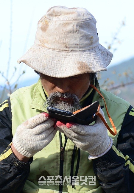 강기갑 전 통합진보당 대표가 휴대 전화를 확인하고 있다.