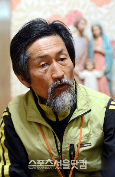 고향으로 돌아간 강기갑 전 통합진보당 대표는 본업인 매실 농사에 열중하고 있다. / 경남 사천=임영무·이새롬 기자