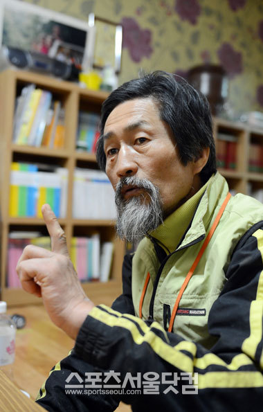 강 전 대표는 이정희 통합진보당 대표에 대한 신뢰를 거두지 않았다. 이 대표가 정파적 패권성의 희생자일 수도 있다는 게 강 전 대표의 생각이다.