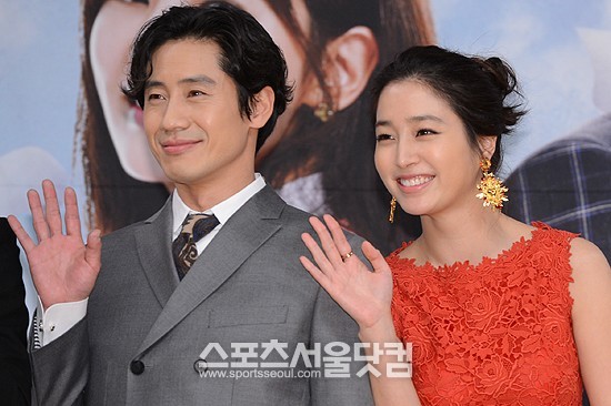 배우 신하균(왼쪽)과 이민정이 2일 오후 서울 양천구 SBS 목동사옥에서 열린 SBS 새 수목드라마 내 연애의 모든 것 제작발표회에 참석해 포즈를 취하고 있다. /최진석 기자