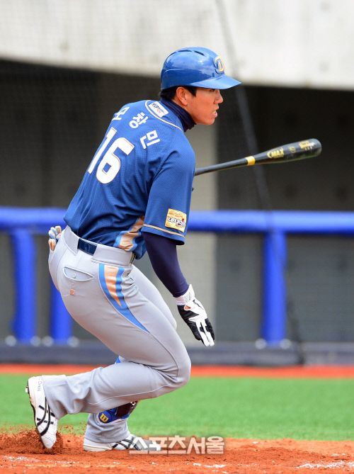 NC 내야수 모창민이 2일 창원 마산구장에서 열린 2013 한국야쿠르트 세븐 프로야구 롯데와 홈 개막전에서 1회 2사 후 중전 안타를 뽑아내 역사적인 구단 1호 안타의 주인공이 됐다. / 스포츠서울 DB