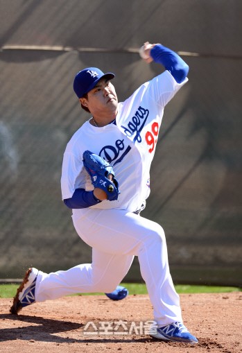 샌프란시스코와 메이저리그 선발 데뷔전에서 직구 구속이 살아나며 위기를 탈출한 LA 다저스의 류현진. /스포츠서울 DB