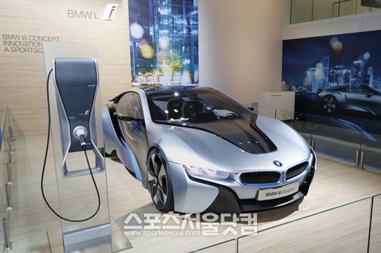 BMW i8이 2013 서울모터쇼에서 언론 관계자가 뽑은 그린카 부문 베스트카에 선정됐다.