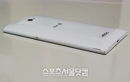 베가 넘버 6 후면부에는 V터치 기능을 구현하는 터치 패드가 내장됐다.