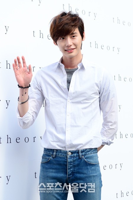 배우 이종석이 4일 오후 서울 강남구 신사동 띠어리(Theory) 매장에서 열린 띠어리 38 라인 론칭 행사에 참석해 포즈를 취하고 있다./남윤호 인턴기자