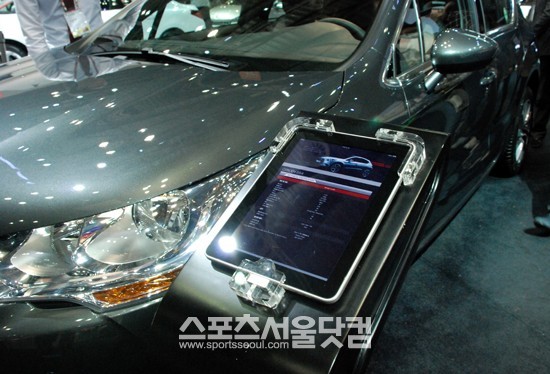 2013 서울모터쇼가 각종 IT 기기와 함께 다양한 볼거리를 제공하고 있다./ 황원영 기자
