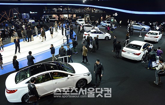 2013 서울모터쇼의 폐막을 앞두고 서울모터쇼조직위원회는 물론 모터쇼에 참여한 완성차 업체들이 다양한 이벤트를 마련해 막바지 고객 발길 잡기에 나섰다. / 더팩트 DB