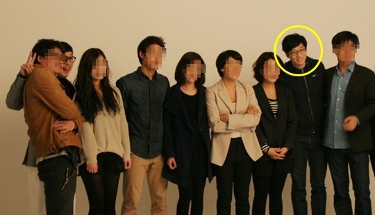 방송인 유재석(오른쪽에서 두번째)이 일반인들과 함께 찍은 사진에서 유독 작은 얼굴과 신체비율을 자랑했다./온라인 커뮤니티