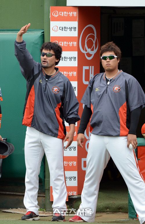 박찬호(왼쪽)보다 이른 메이저리그 첫 승 신고로 가벼운 발걸음을 하게 된 LA 다저스류현진. / 스포츠서울 DB