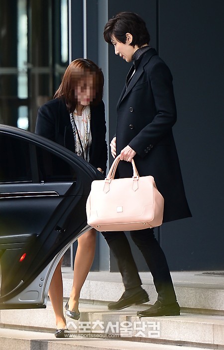 노소영 아트센터 나비 관장이 오후 1시 40분 법원을 가기 위해 SK 본사에서 나서고 있다./이새롬 기자