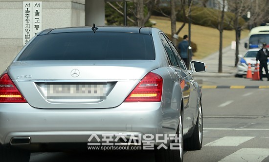 노소영 관장을 태운 차량이 최태원 SK그룹 회장 항소심 공판에 참관하기 위해 법원에 들어서고 있다./이새롬 기자