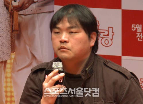 이종필 감독이 9일 오전 서울 광진구 롯데시네마 건대점에서 열린 영화 전국노래자랑 제작발표회에서 질문에 답하고 있다. / 사진=해당 영상 캡처