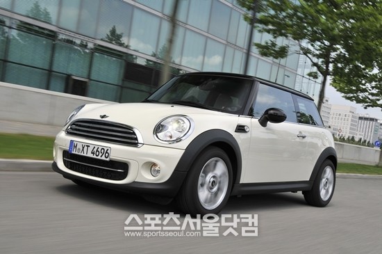 MINI가 4월 한 달 동안 리스고객을 대상으로  3년 뒤 차량의 잔존가치를 60% 보장해 주는 MINI 스마일 프로모션을 진행한다.