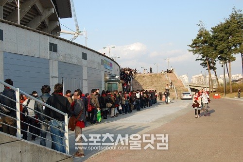 킥오프 2시간 전부터 소지품 검사를 받기 위해 S석 입구서부터 길게 줄을 선 우라와 레즈서포터즈.