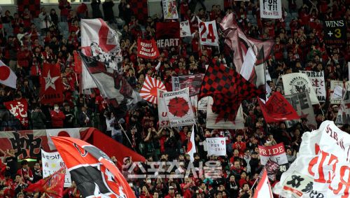 한국과 일본의 스포츠 경기에 등장하는 욱일승천기. 일본에서는 욱일승천기라는 용어를 사용하지 않고 욱일기로 표현한다./스포츠서울