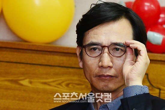 최근 정계를 은퇴하고 저서 어떻게 살 것인가를 펴낸 유시민 전 보건복지부장관이 10일 오후 서울 마포구립 서강도서관에서 독자들과의 만남에 앞서 안경을 고쳐쓰고 있다. /이새롬 기자