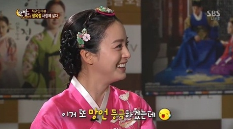 김태희가 방송에서 솔직한 모습을 보여 화제다./SBS 한밤의 TV연예 방송 캡처