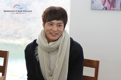 배우 주원이 9일 오후 강원도 철원군에 있는 펜션형 호텔 모닝캄빌리지에서 기자들의 질문에 대답하고 있다. / 심 엔터테인먼트 제공